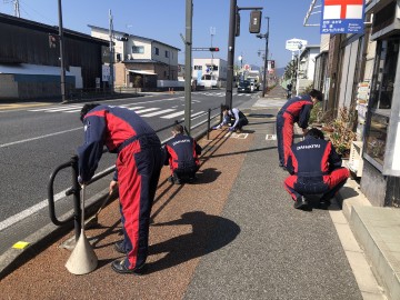 ☆店舗周辺の道路清掃を行いました☆